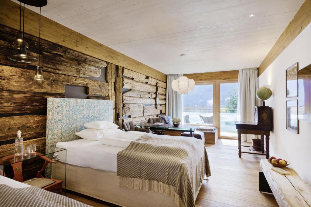 In Mayrhofen im Zillertal erwartet Sie das Zillergrund Rock Luxury Mountain Resort mit 4-Sterne Unterkünften mit einem Restaurant, einem Außenpool, einem Fitnesscenter und einen Kinderspielplatz. Zu den zahlreichen Einrichtungen gehören eine Bar, eine Gemeinschaftslounge und ein Garten. Die Unterkunft bietet einen Innenpool, kostenloses WLAN in allen Bereichen und Familienzimmer.