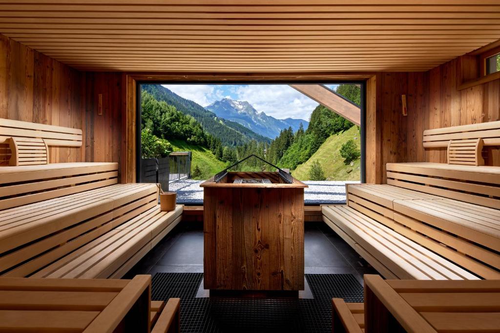 In Mayrhofen im Zillertal erwartet Sie das Zillergrund Rock Luxury Mountain Resort mit 4-Sterne Unterkünften mit einem Restaurant, einem Außenpool, einem Fitnesscenter und einen Kinderspielplatz. Zu den zahlreichen Einrichtungen gehören eine Bar, eine Gemeinschaftslounge und ein Garten. Die Unterkunft bietet einen Innenpool, kostenloses WLAN in allen Bereichen und Familienzimmer.