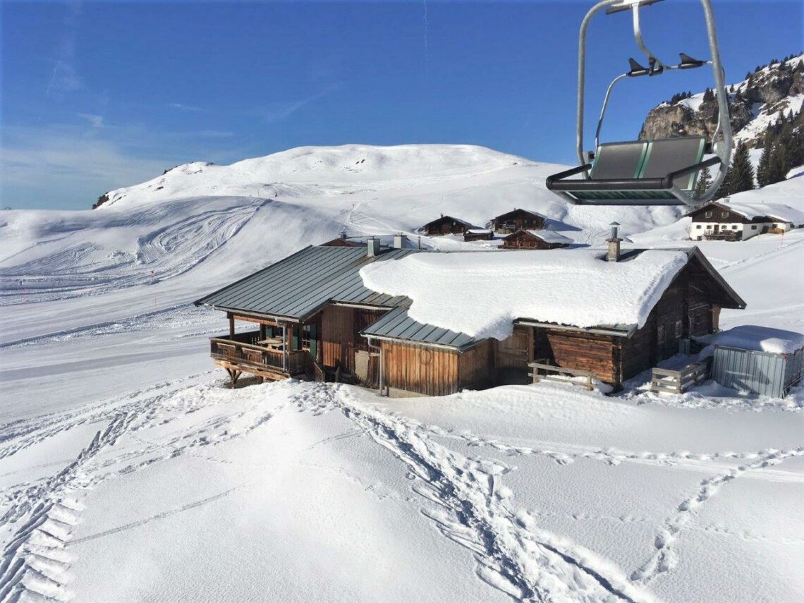 Urlaub in einer Selbstversorger Hütte inmitten des Skigebietes in Kitzbühel. Für zirka 1700 Euro können bis zu 6 Personen eine Woche einen tollen Urlaub machen. Selten gab es so ein Angebot.