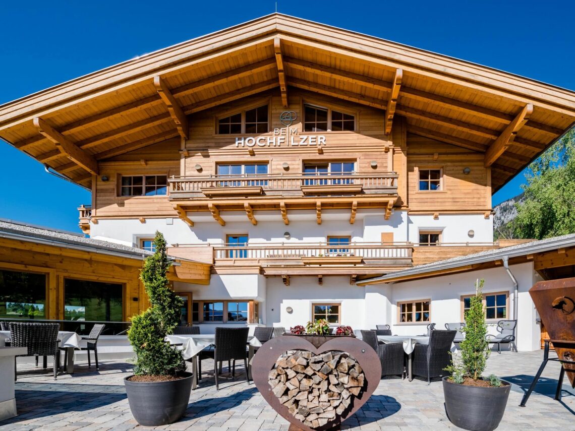 An einem idyllischen, sonnigen Plätzchen am Fuß der Hohen Salve heißt Sie das Hotel und Premium Chalets „Beim Hochfilzer“ herzlich willkommen. Ankommen bedeutet in unserem Hotel in Söll völlig abschalten und sich fernab des Alltags wie zu Hause fühlen.