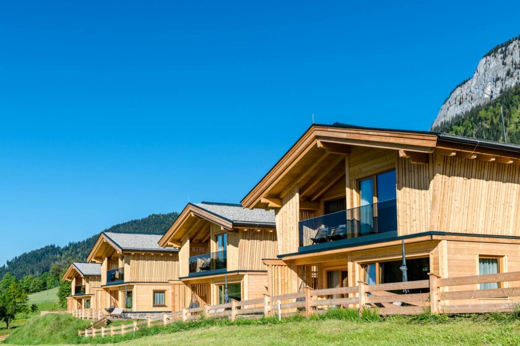 An einem idyllischen, sonnigen Plätzchen am Fuß der Hohen Salve heißt Sie das Hotel und Premium Chalets „Beim Hochfilzer“ herzlich willkommen. Ankommen bedeutet in unserem Hotel in Söll völlig abschalten und sich fernab des Alltags wie zu Hause fühlen.